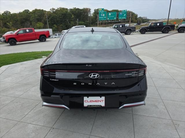 Hyundai Sonata Vehicle Full-screen Gallery Image 7