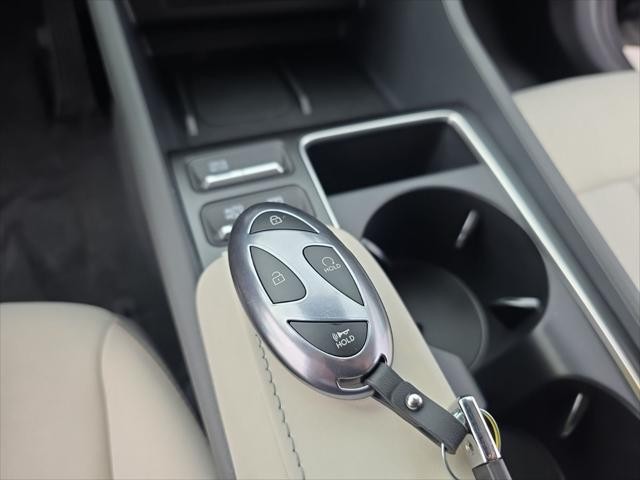 Hyundai Sonata Vehicle Full-screen Gallery Image 22