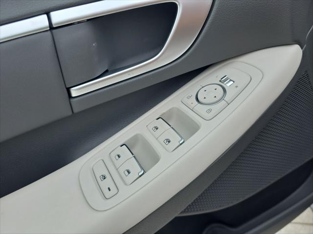 Hyundai Sonata Vehicle Full-screen Gallery Image 24