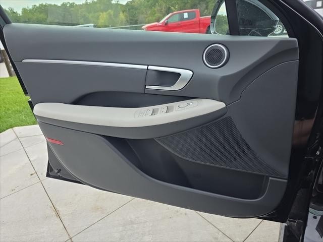 Hyundai Sonata Vehicle Full-screen Gallery Image 25