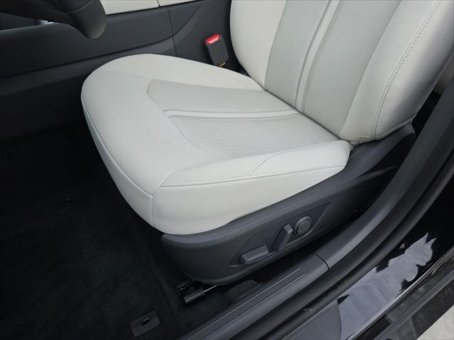 Hyundai Sonata Vehicle Full-screen Gallery Image 26