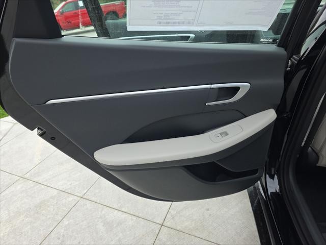 Hyundai Sonata Vehicle Full-screen Gallery Image 28