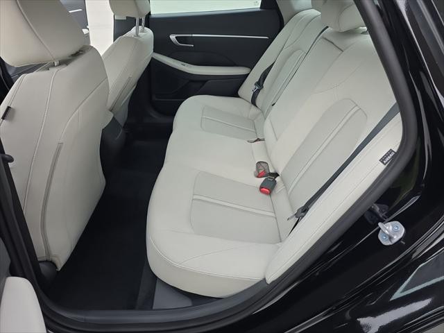 Hyundai Sonata Vehicle Full-screen Gallery Image 29