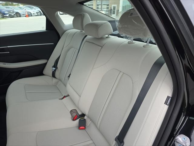 Hyundai Sonata Vehicle Full-screen Gallery Image 30