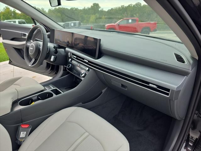 Hyundai Sonata Vehicle Full-screen Gallery Image 32