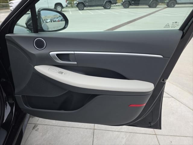 Hyundai Sonata Vehicle Full-screen Gallery Image 33