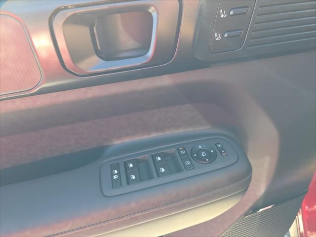 Hyundai Santa Fe Vehicle Full-screen Gallery Image 23