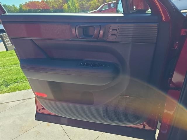 Hyundai Santa Fe Vehicle Full-screen Gallery Image 25