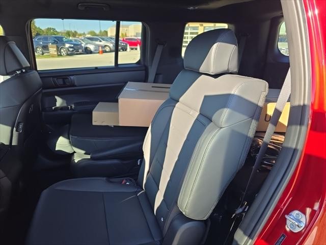 Hyundai Santa Fe Vehicle Full-screen Gallery Image 30