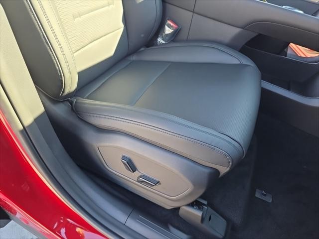 Hyundai Santa Fe Vehicle Full-screen Gallery Image 31