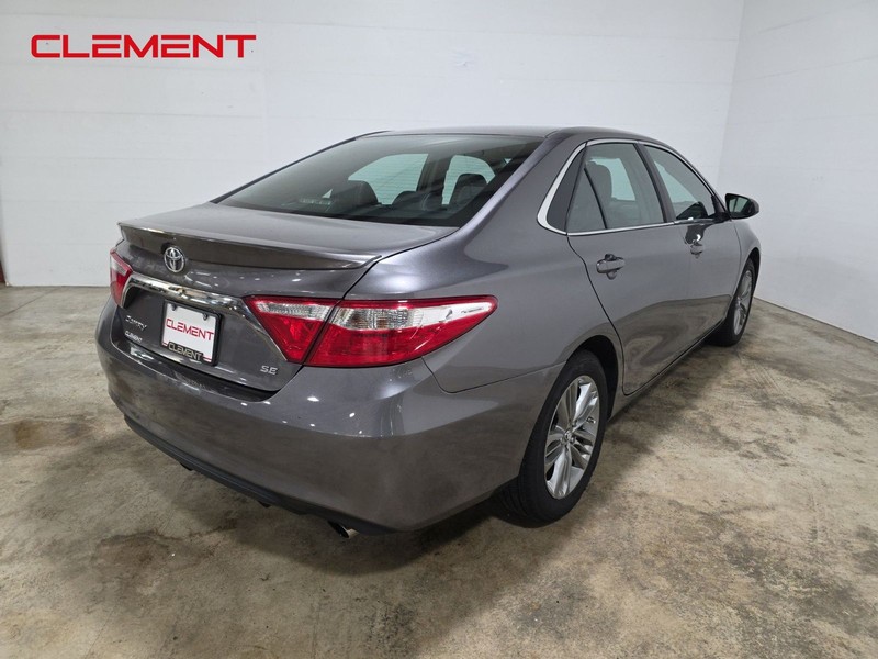 Toyota Camry Vehicle Full-screen Gallery Image 6