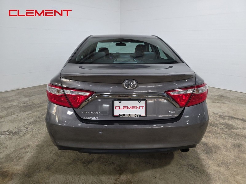 Toyota Camry Vehicle Full-screen Gallery Image 7