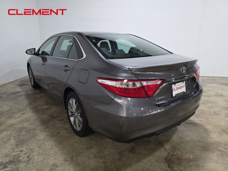 Toyota Camry Vehicle Full-screen Gallery Image 8