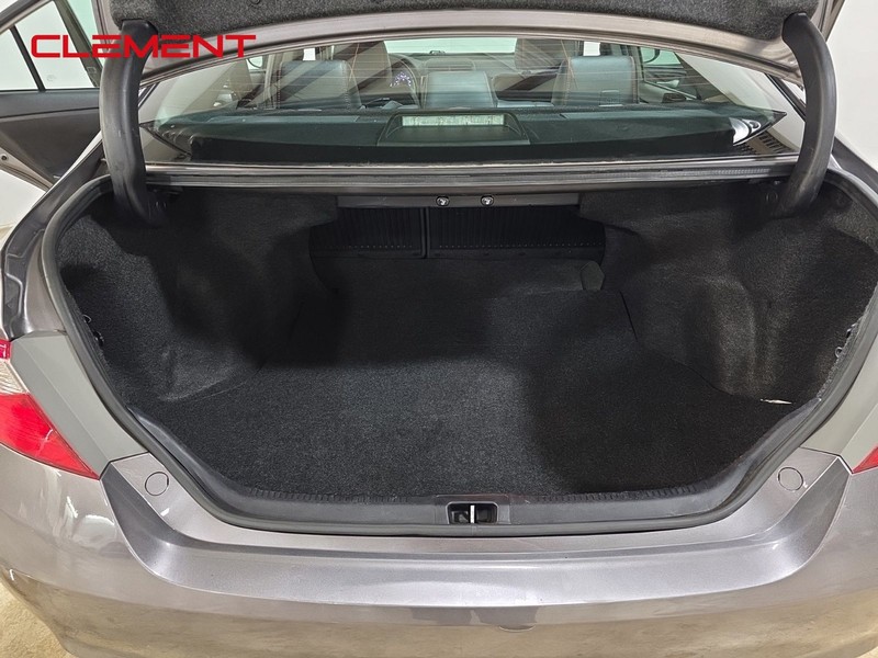 Toyota Camry Vehicle Full-screen Gallery Image 9