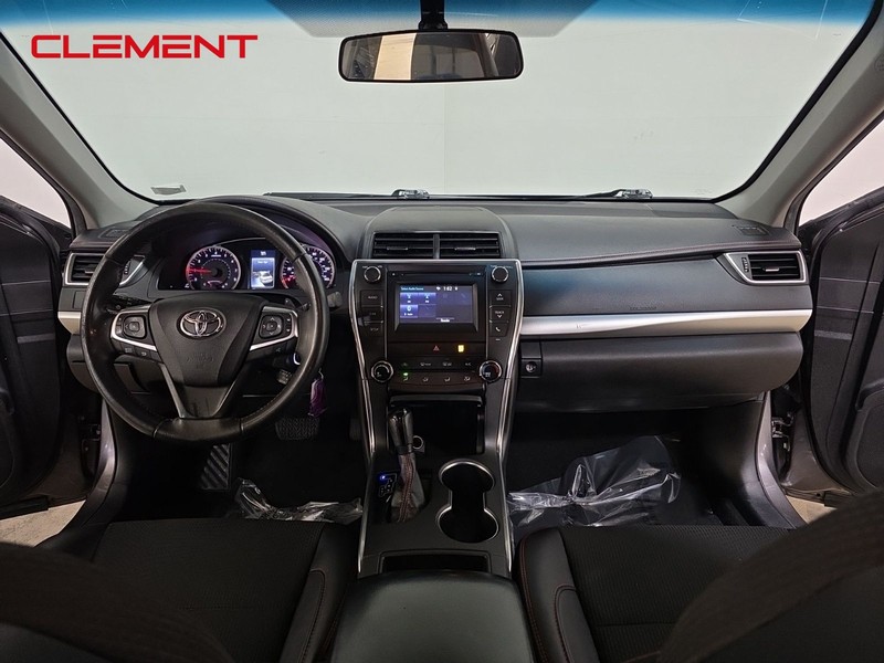 Toyota Camry Vehicle Full-screen Gallery Image 10