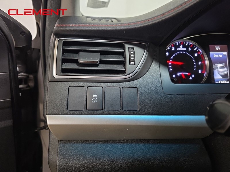 Toyota Camry Vehicle Full-screen Gallery Image 11