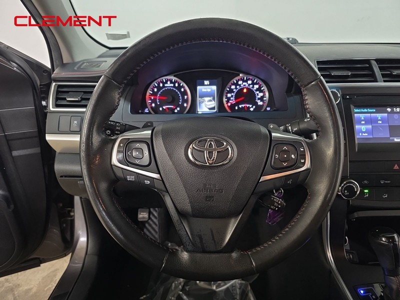 Toyota Camry Vehicle Full-screen Gallery Image 12