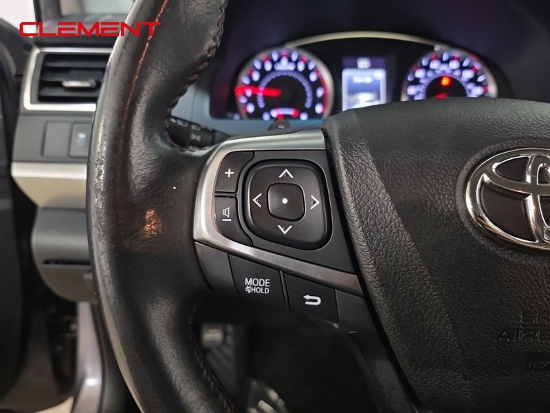 Toyota Camry Vehicle Full-screen Gallery Image 13