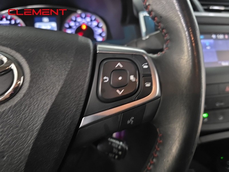 Toyota Camry Vehicle Full-screen Gallery Image 14