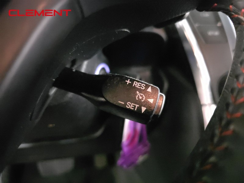 Toyota Camry Vehicle Full-screen Gallery Image 15