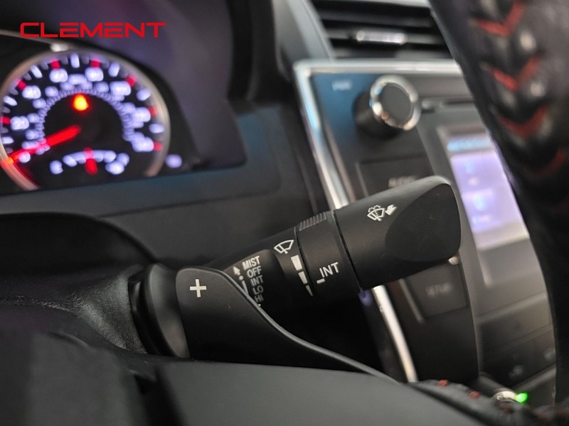 Toyota Camry Vehicle Full-screen Gallery Image 16