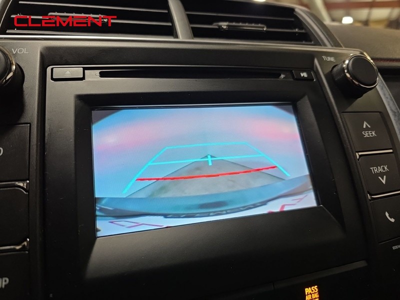 Toyota Camry Vehicle Full-screen Gallery Image 19