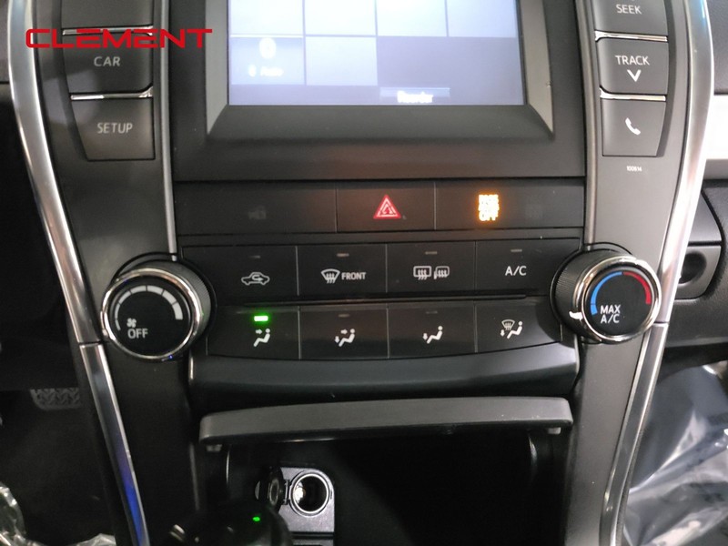 Toyota Camry Vehicle Full-screen Gallery Image 20