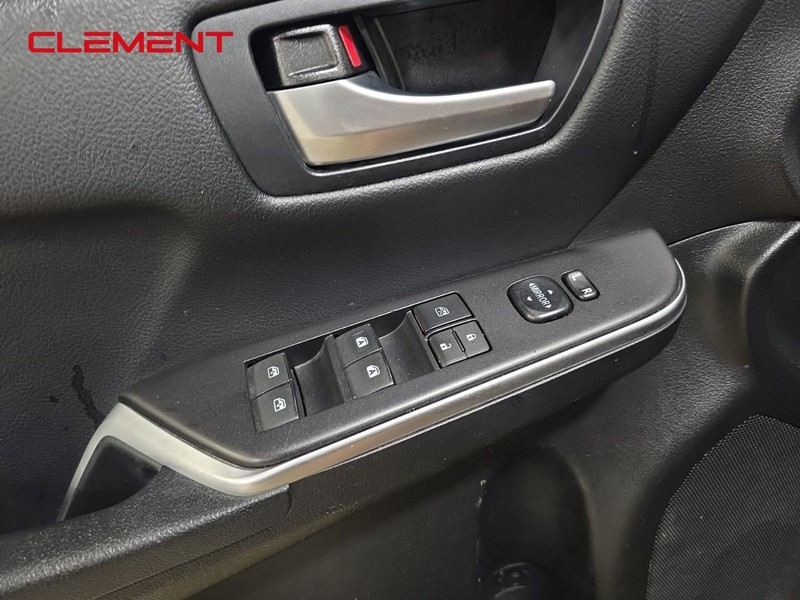 Toyota Camry Vehicle Full-screen Gallery Image 22