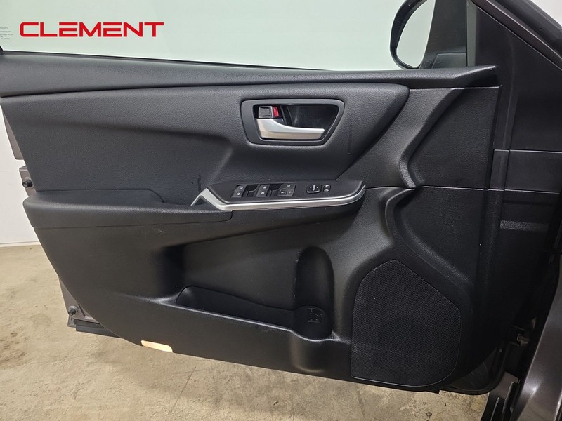 Toyota Camry Vehicle Full-screen Gallery Image 23