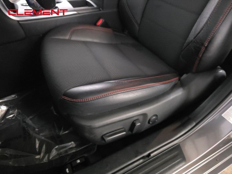 Toyota Camry Vehicle Full-screen Gallery Image 24