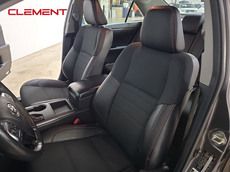 Toyota Camry Vehicle Full-screen Gallery Image 25