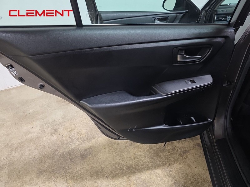 Toyota Camry Vehicle Full-screen Gallery Image 26