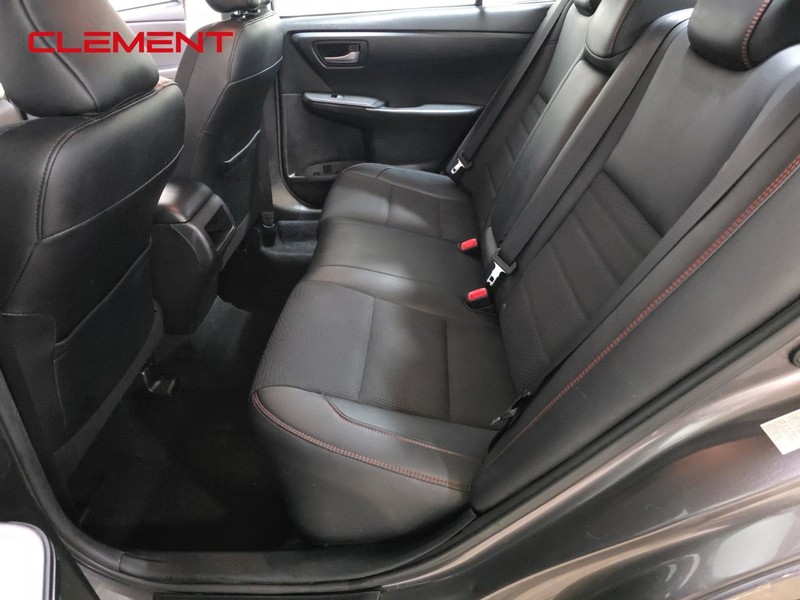 Toyota Camry Vehicle Full-screen Gallery Image 27