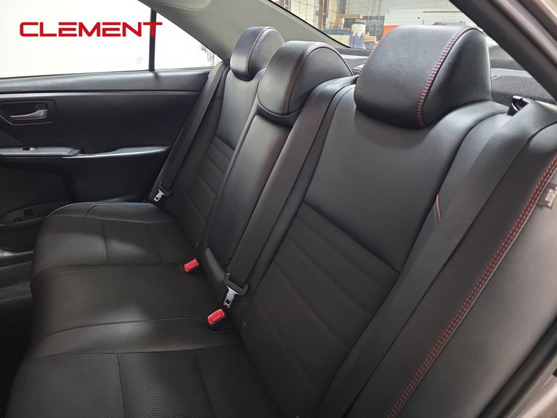 Toyota Camry Vehicle Full-screen Gallery Image 28