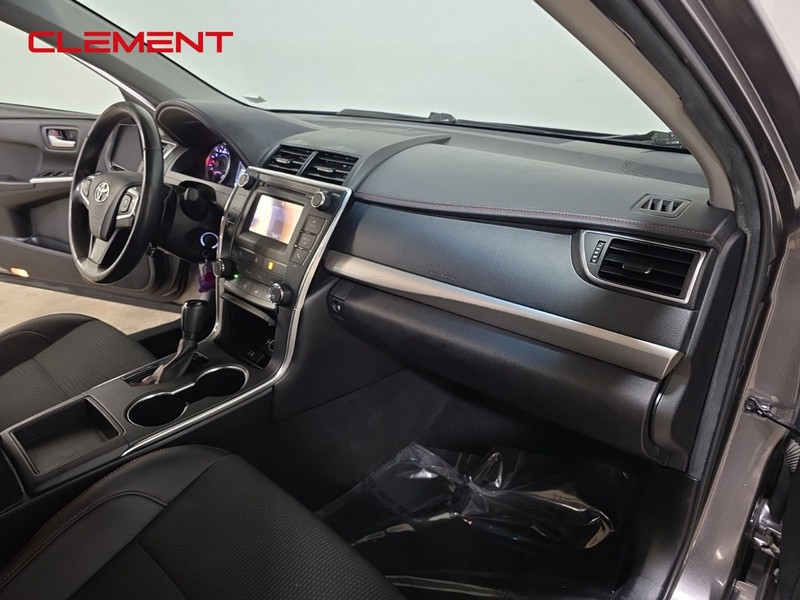 Toyota Camry Vehicle Full-screen Gallery Image 30