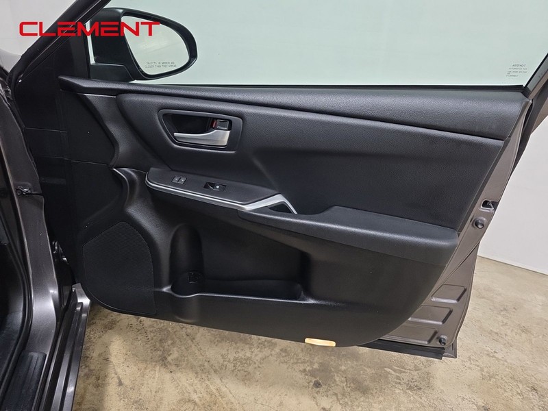 Toyota Camry Vehicle Full-screen Gallery Image 31