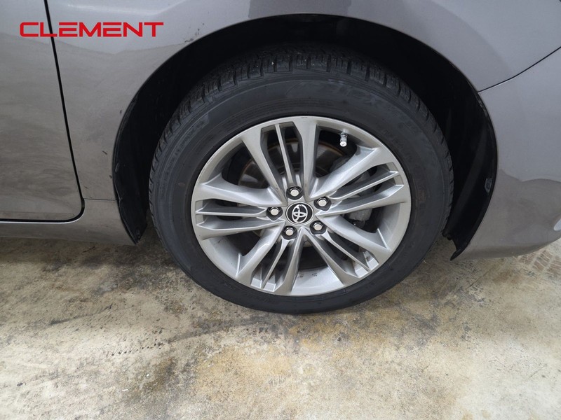 Toyota Camry Vehicle Full-screen Gallery Image 32