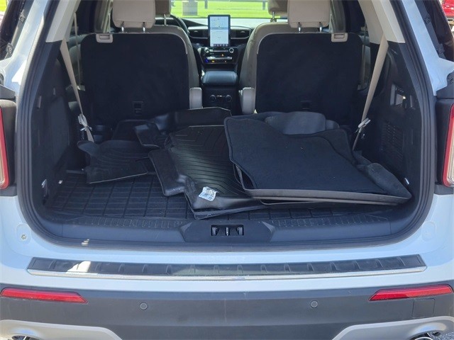 Ford Explorer Vehicle Full-screen Gallery Image 5