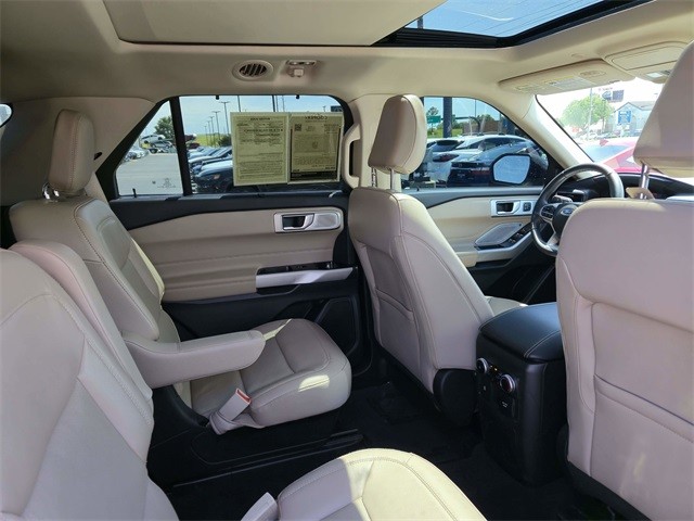 Ford Explorer Vehicle Full-screen Gallery Image 10