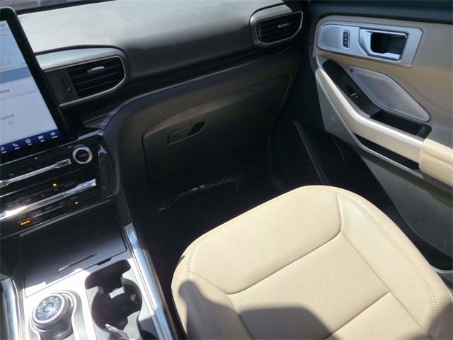 Ford Explorer Vehicle Full-screen Gallery Image 15