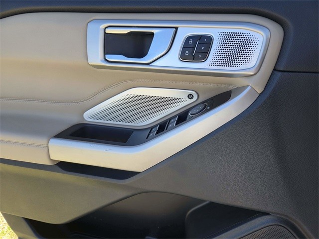 Ford Explorer Vehicle Full-screen Gallery Image 16