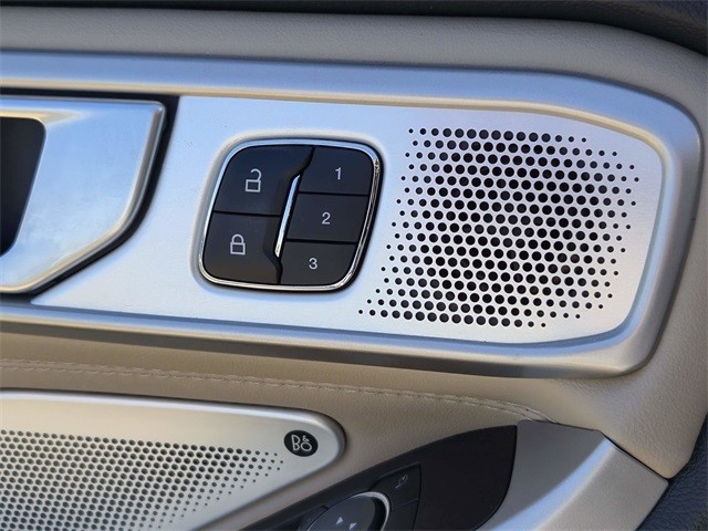 Ford Explorer Vehicle Full-screen Gallery Image 17