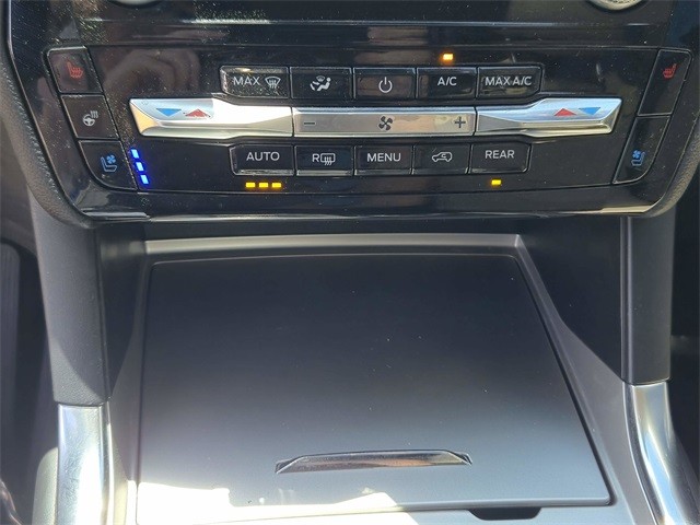Ford Explorer Vehicle Full-screen Gallery Image 23