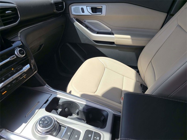 Ford Explorer Vehicle Full-screen Gallery Image 25