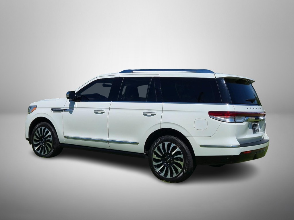 Lincoln Navigator Vehicle Full-screen Gallery Image 3
