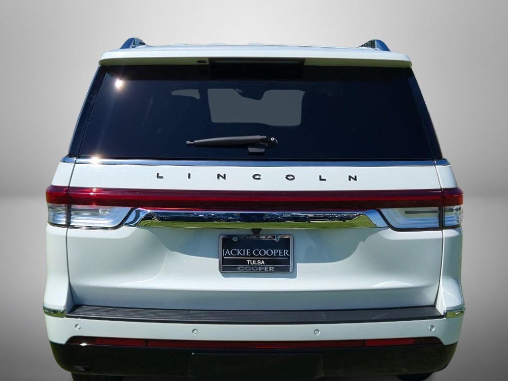 Lincoln Navigator Vehicle Full-screen Gallery Image 4