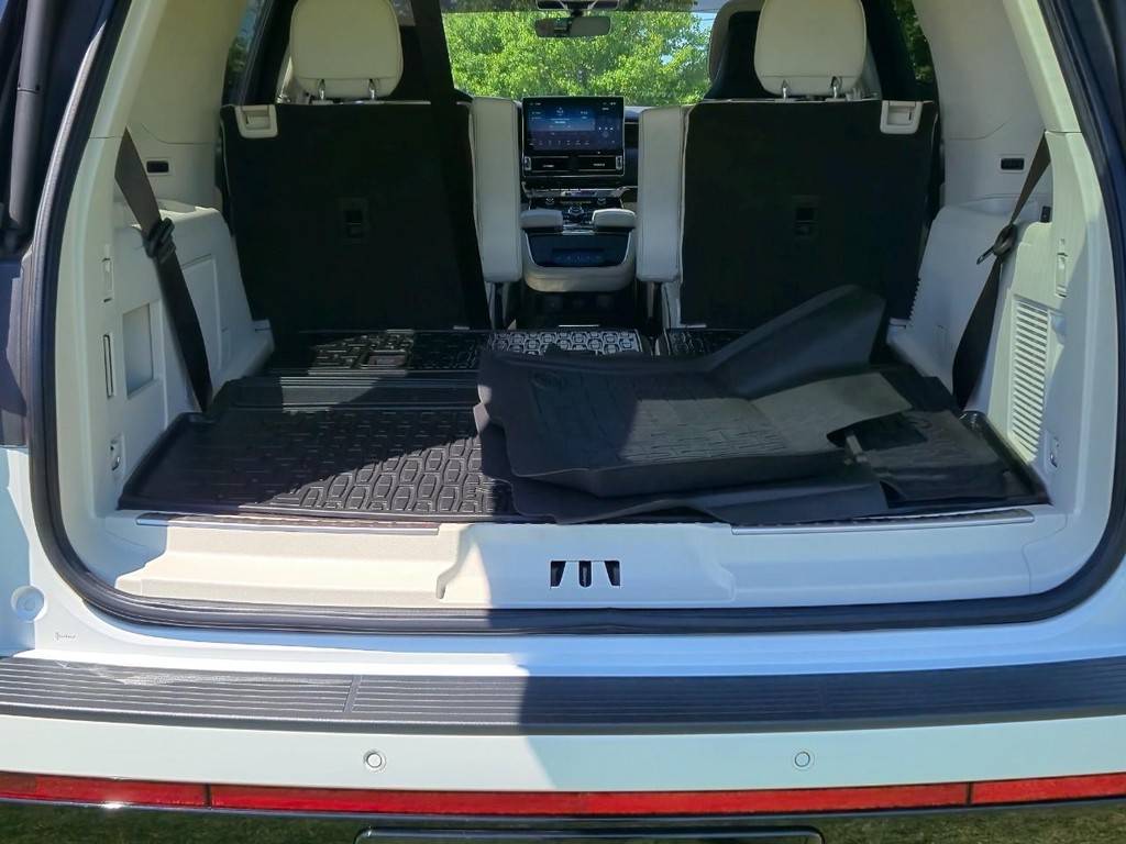 Lincoln Navigator Vehicle Full-screen Gallery Image 5