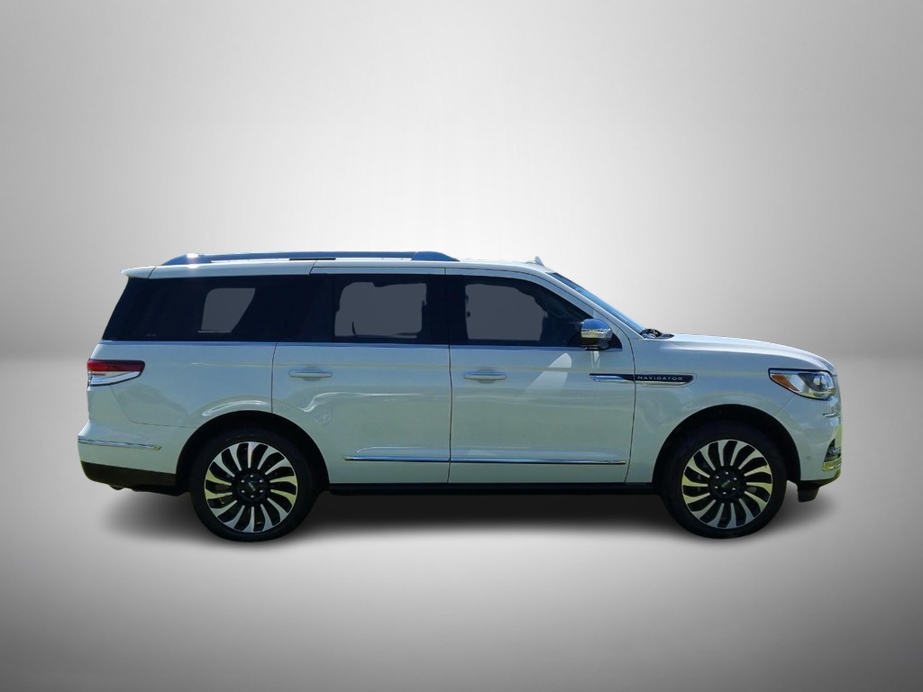 Lincoln Navigator Vehicle Full-screen Gallery Image 7