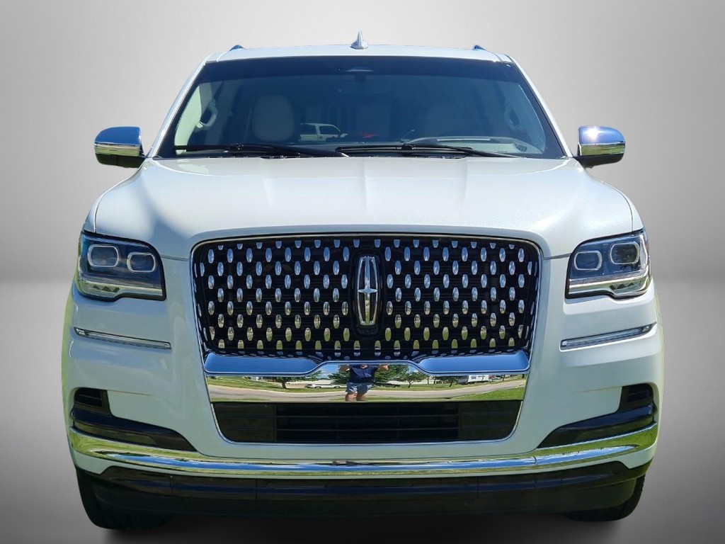 Lincoln Navigator Vehicle Full-screen Gallery Image 9