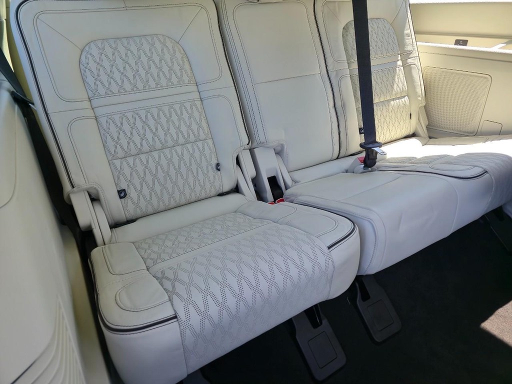 Lincoln Navigator Vehicle Full-screen Gallery Image 10